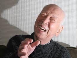 昭和を代表する名優、大滝秀治さんの優しく微笑む肖像。彼の温かな眼差しと、その人生を支えた家族の物語を象徴する一枚のイメージイラストです。
